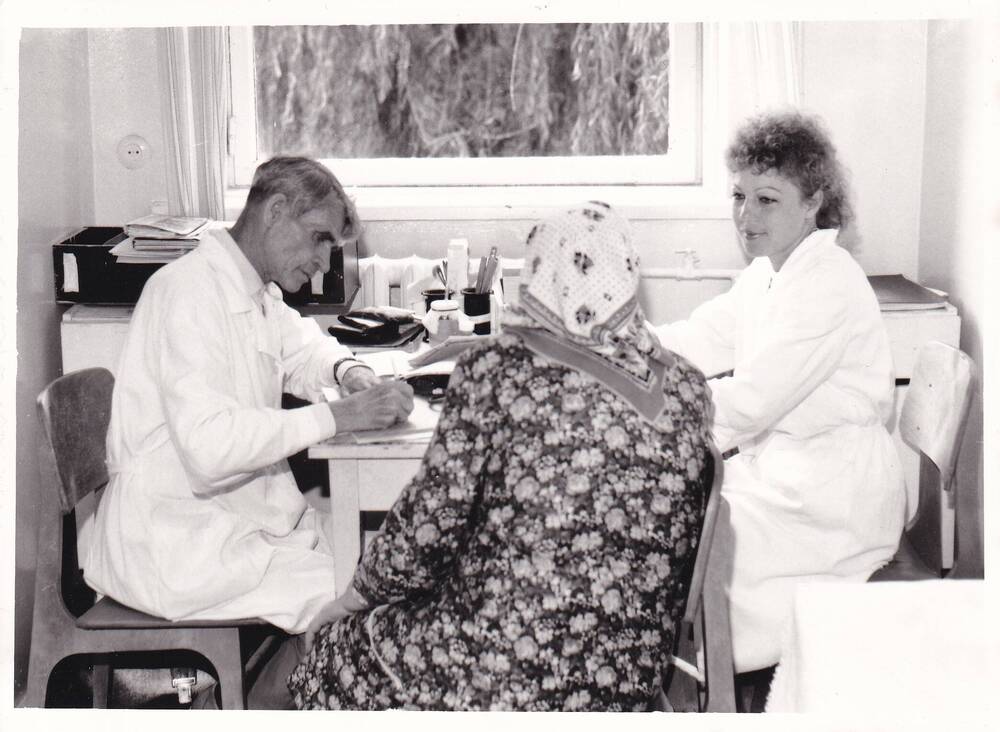 Фото ч/б групповое. Субботкин В.П., врач терапевт и Мальченко М.М., медсестра поликлиники №2 пос. Кубрис ведут приём. 1980-е годы.