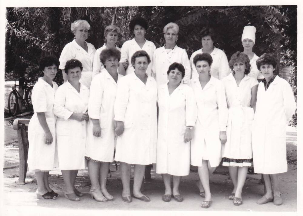 Фото ч/б групповое в рост. Кабинетные медсёстры поликлиники №2 пос. Кубрис. 1980-е годы.