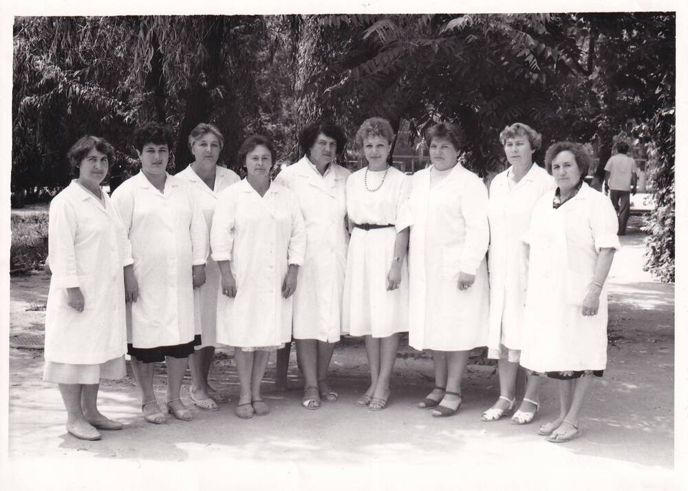 Фото ч/б групповое в рост. Участковые медсёстры поликлиники №2 пос. Кубрис. 1980-е годы.