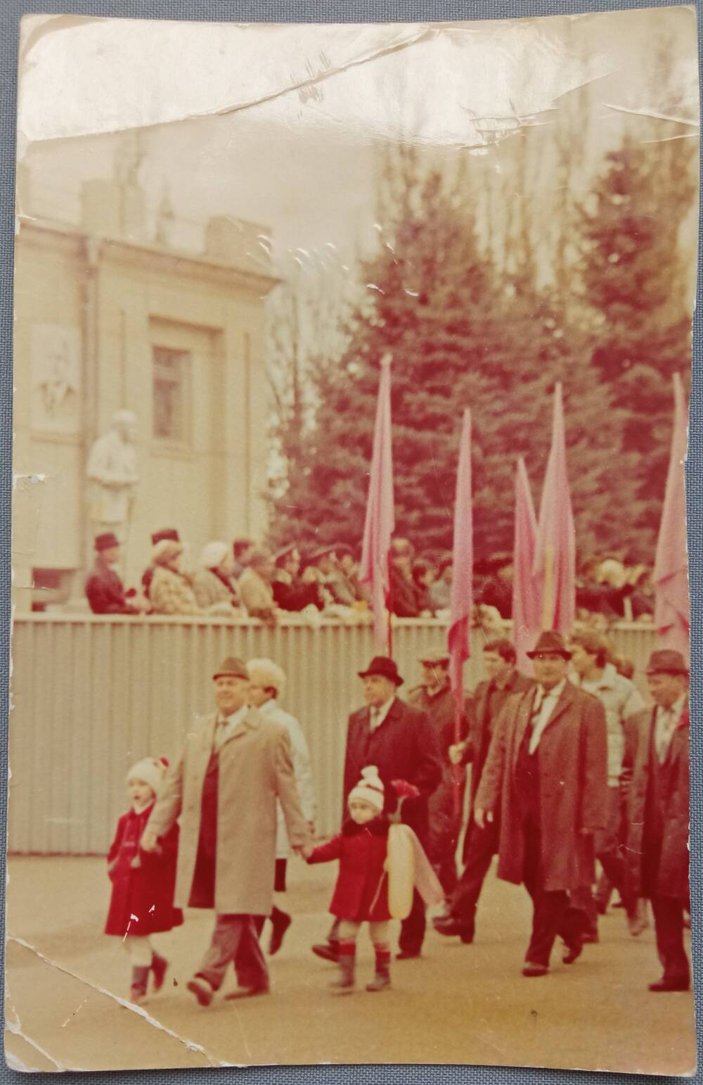 Фотография сюжетная «Евгений Васильевич Чичерин с дочерями: Кирой и Софьей 1 Мая 1989 года».