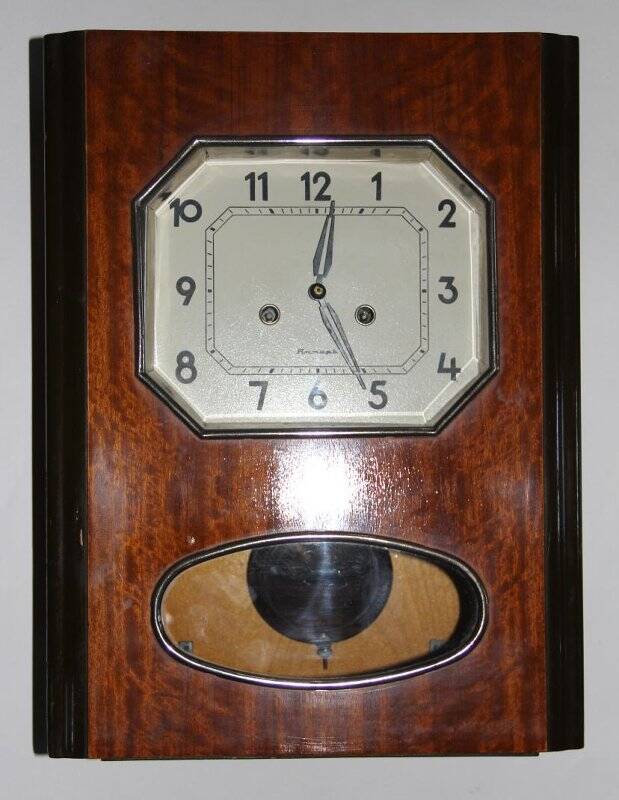 Часы настенные маятниковые  сбоем часов и четвертей часа «Янтарь» (в комплекте масленка, ключ для заводки и инструкция)