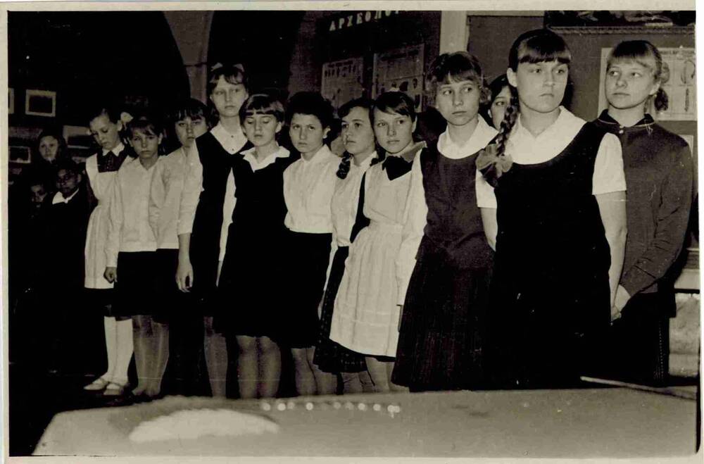 Фотография. Учащиеся школы №5 перед вручением комсомольских билетов.