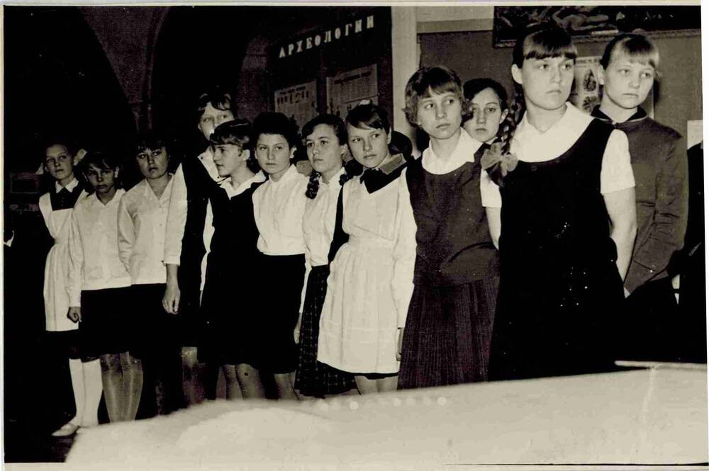 Фотография. Учащиеся школы №5 перед вручением комсомольских билетов.