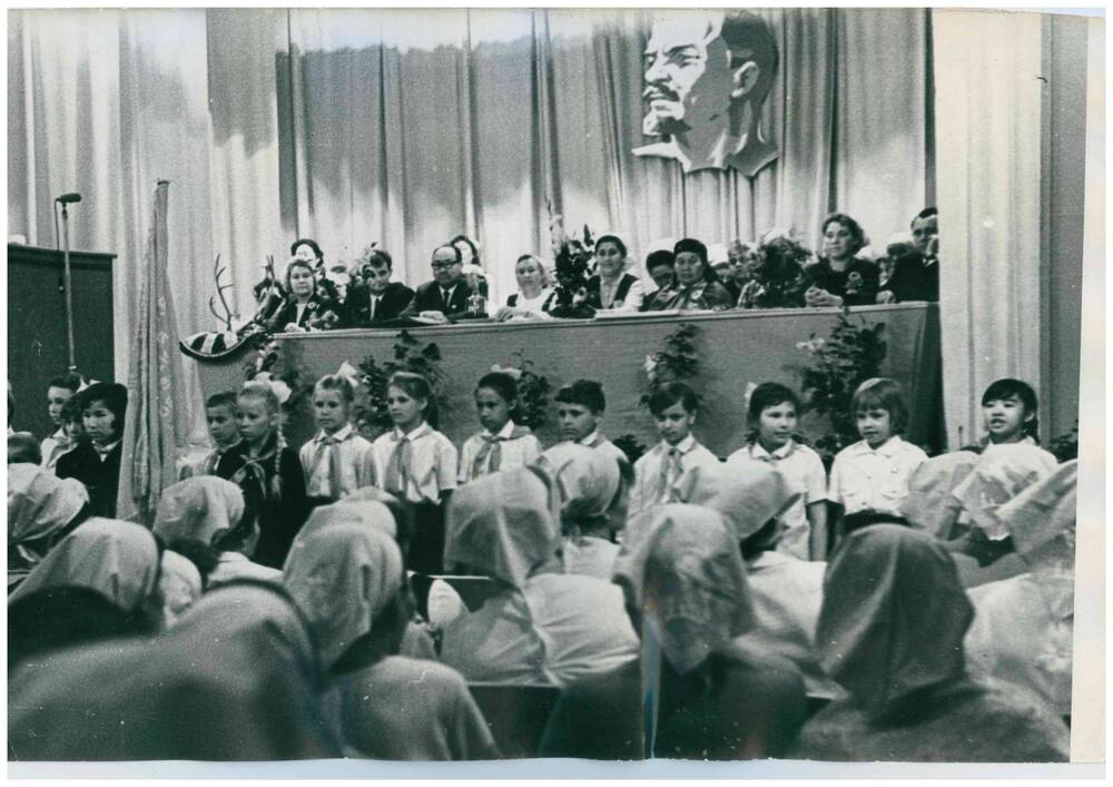 Фотография о первом съезде женщин Эвенкийского национального  округа состоявшегося 15-16 июля 1969 года