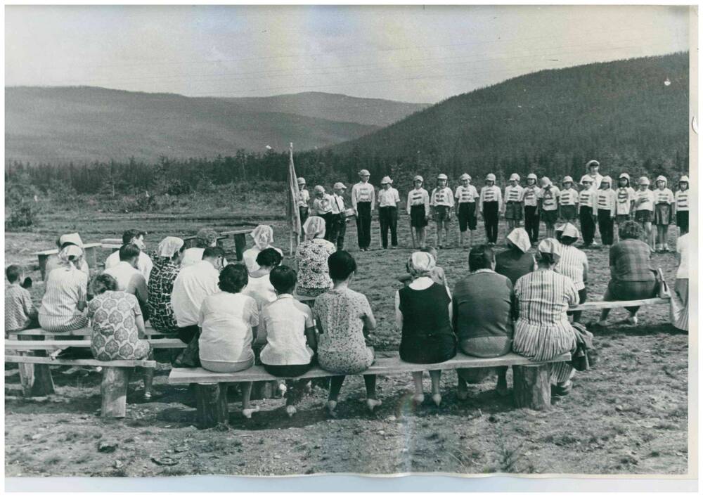 Фотография о первом съезде женщин Эвенкийского национального  округа состоявшегося 15-16 июля 1969 года