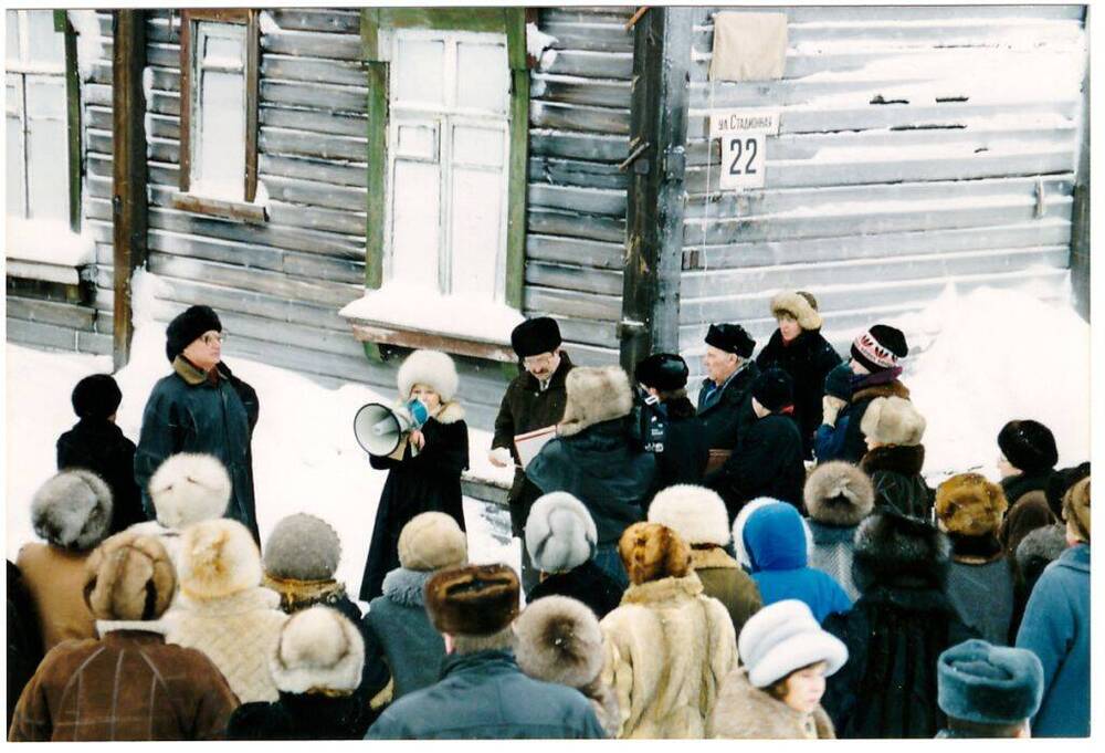 Фото цветное, сюжетное Открытие мемориальной доски на здании по ул. Стадионной, 22, г. Печора, 1999 год