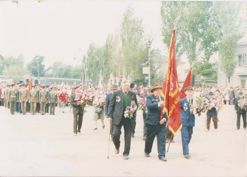 Фотография. Д. Г. Рогачев - знаменосец парада.