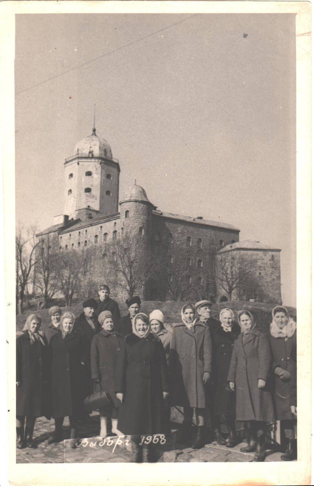 Группа мужчин и женщин на экскурсии в городе Выборг, зимнее время. 1-я справа: Юдина Екатерина Федоровна.