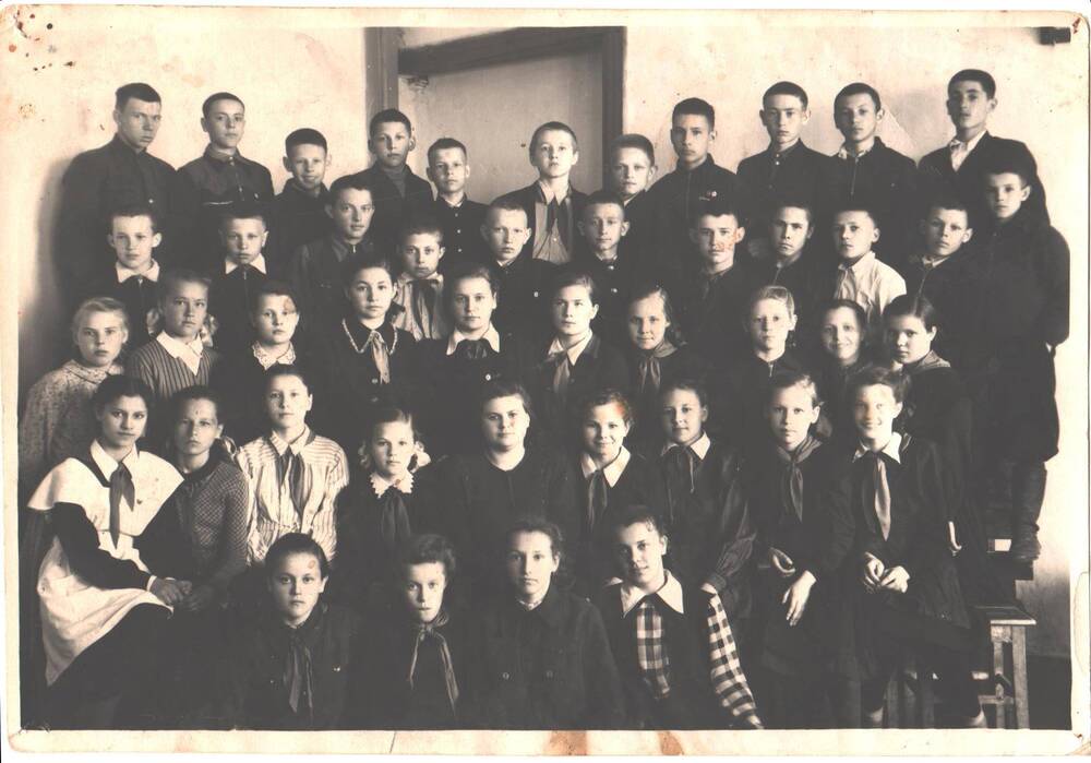Группа пионеров, учебный класс с руководителем Лебедевой Светланой Семеновной, средняя школа № 16 города Микунь.