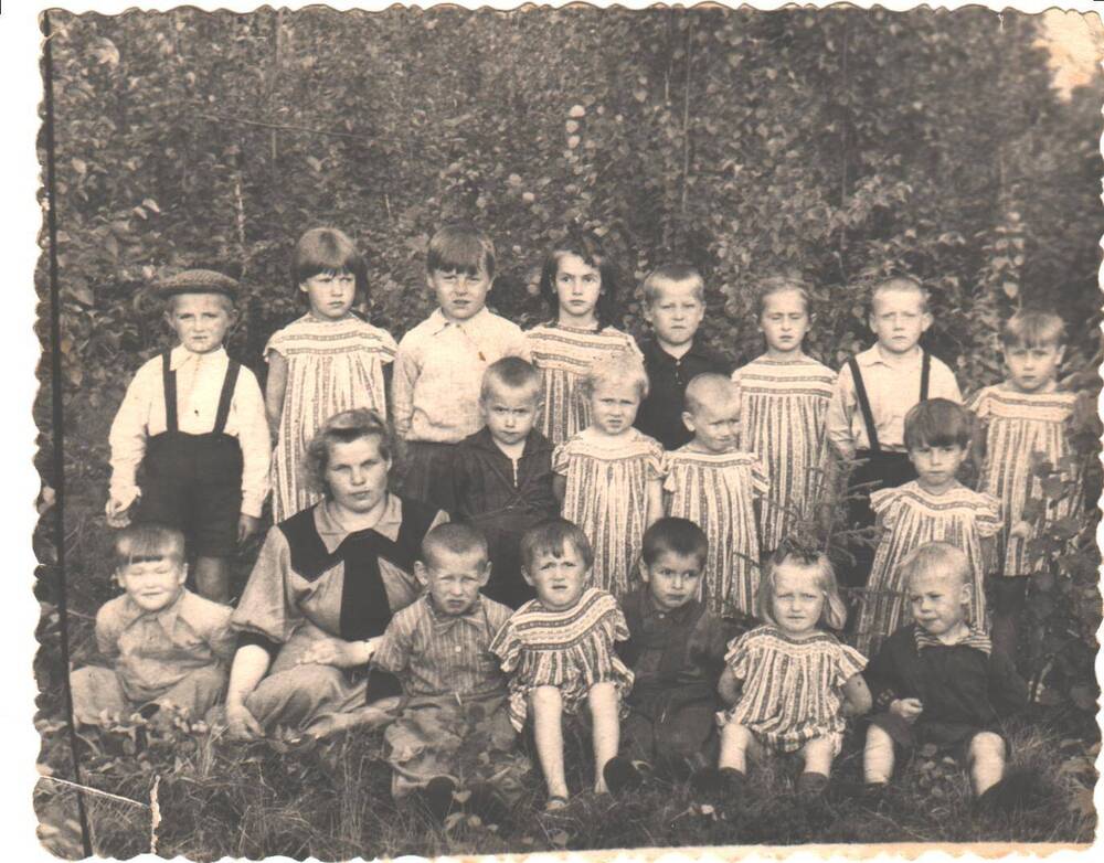 Группа воспитанников детского сада Сельхоз Шежам и воспитатель Юдина Алина Федоровна.