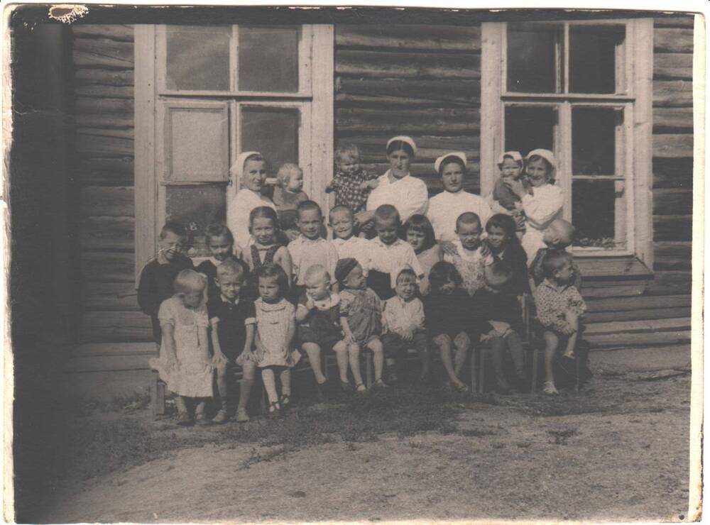 Группа воспитанников и работники детского сада Сельхоз-Шежама. 4-ая слева в верхнем ряду Юдина Екатерина Федоровна - повар детского сада.
