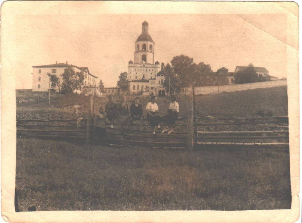 Групповая, на фоне Ульяновского монастыря, сидят на заборчике студенты Сельхоз техникума, село Ульяново, 1954 год.