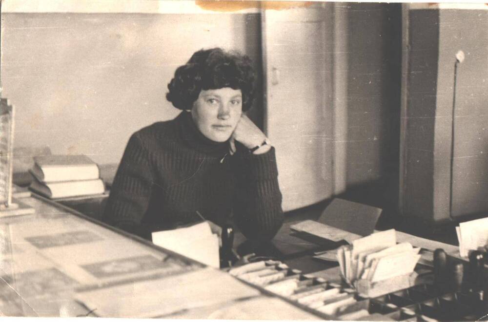 Молодая женщина бухгалтер КЛ-400/1  сидит за рабочим столом,  поселок Сельхоз-Шежам, Усть-Вымский район, Коми АССР.