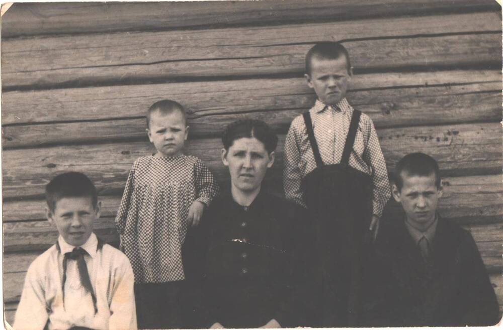 Семья Юдиных, мать Екатерина Федоровна и четверо детей, проживающие в  поселке Сельхоз-Шежаме, Усть-Вымский район, Коми АССР.