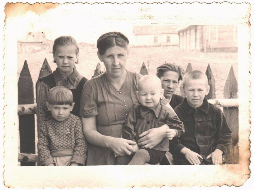Семья Юдиных, мать Екатерина Федоровна и пятеро детей, проживающие в поселке Сельхоз-Шежаме, Усть-Вымский район, Коми АССР.