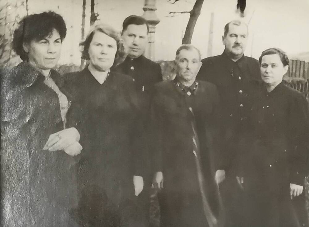 Фото ч/б. Группа старых комсомольцев ж. д. транспорта г. Ельца, 1957 г.