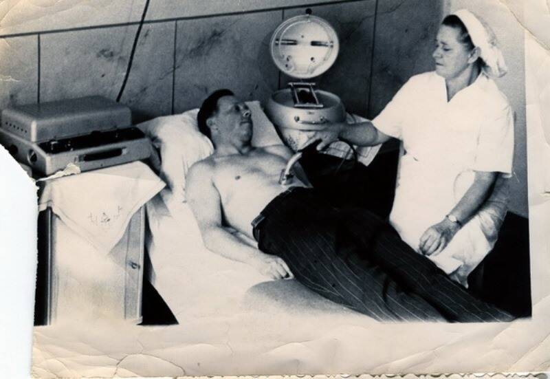 Фотография. Аникина Н.И. - ветеран Великой Отечественной войны и труда делает процедуру пациенту.