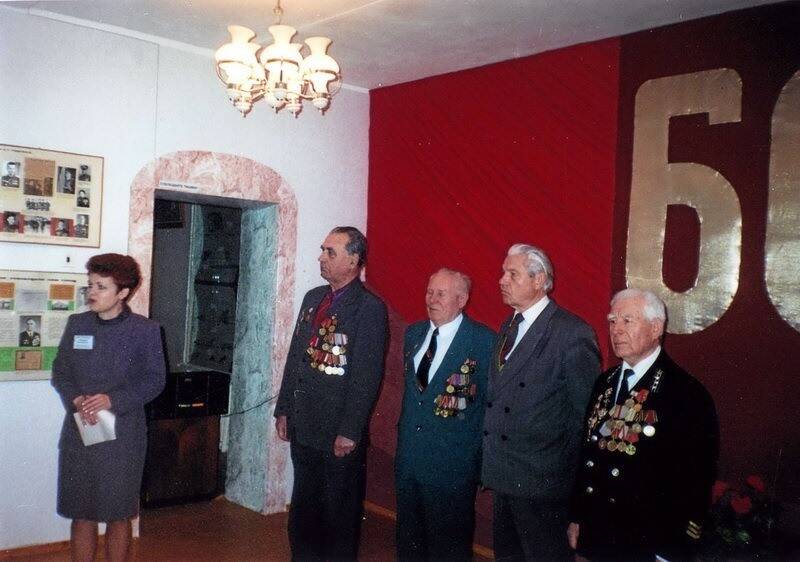 Фотография. Экскурсия в зале Освободители г.Гуково, встреча с ветеранами Великой Отечественной войны.