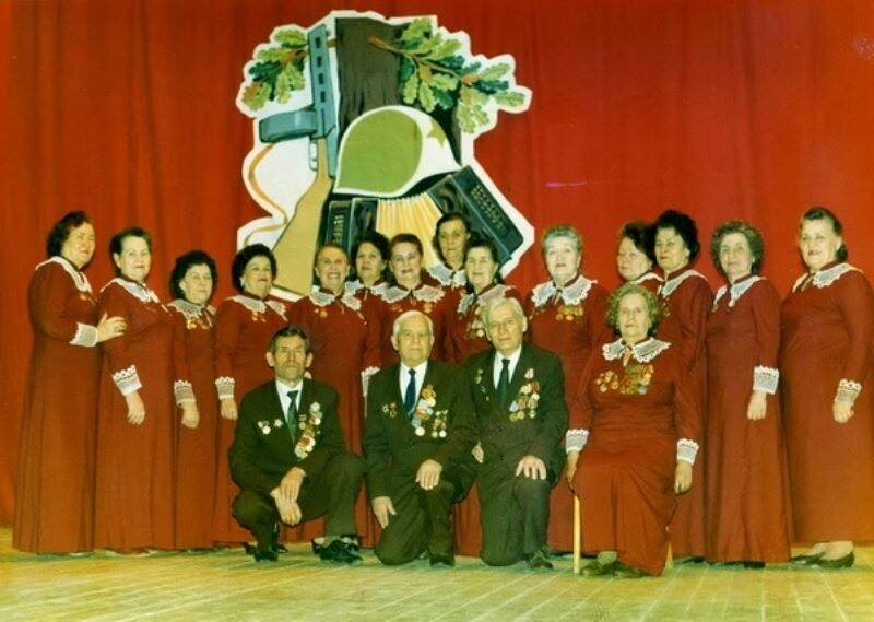 Фотография. Хор гуковских ветеранов на сцене, среди них Савченко М.К. - ветеран Великой Отечественной войны.