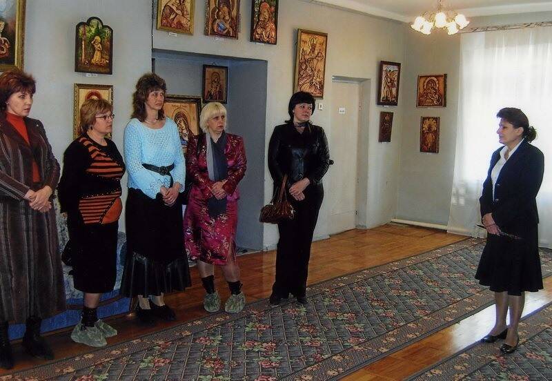 Фотография. Работники образования на выставке работ Свет духовный иконотворца С.А. Ткача в Гуковском музее.