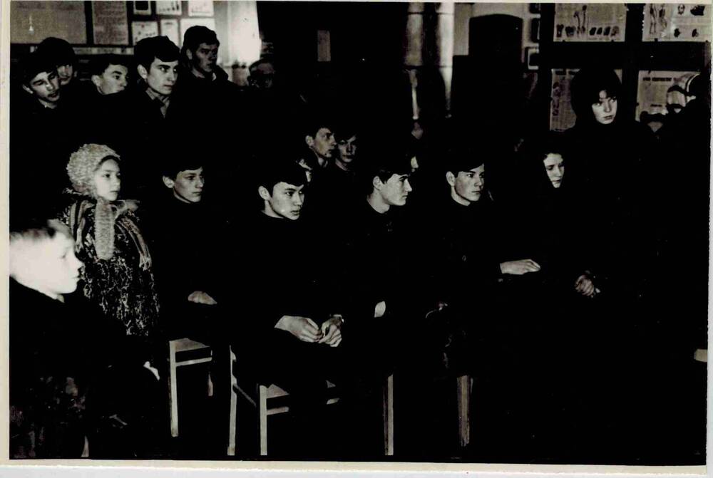 Фотография. Встреча учащихся школы №15 в краеведческом музее с посланцами В.И. Ленина 28.12.1969 г.