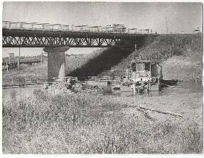 Ф/чб. Малый мост на р. Саратовка рядом с головной насосной станцией. Энгельсский р-н. 1977.