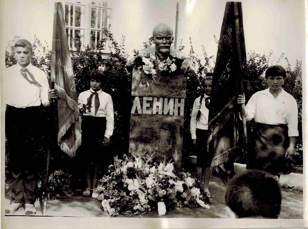 Фотография. Открытие памятника В.И. Ленину в шк. №47.