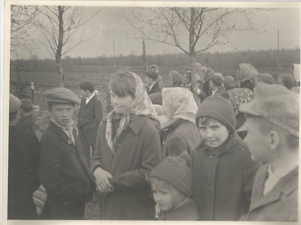 Фотография Школьники около найденного захоронения Советских солдат