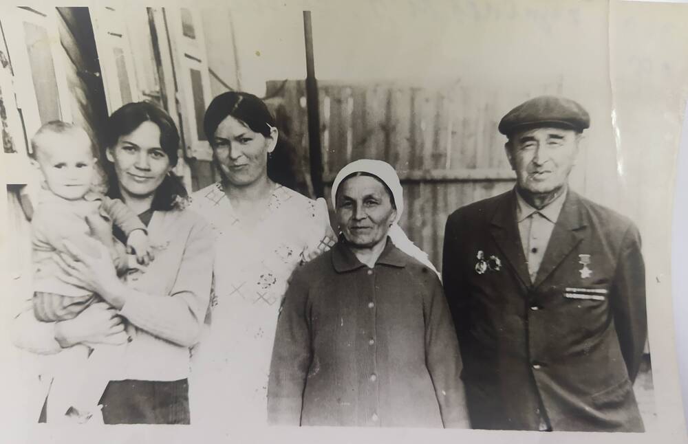 Фотография Кужакова М.Г.  с семьей