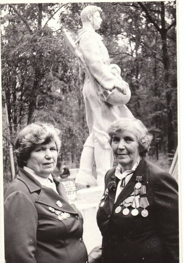 Фотография участниц войны Смирновой Лидии Дмитриевны и Горбачевой Веры Ивановны в день Памяти 22 июня 1995 г.