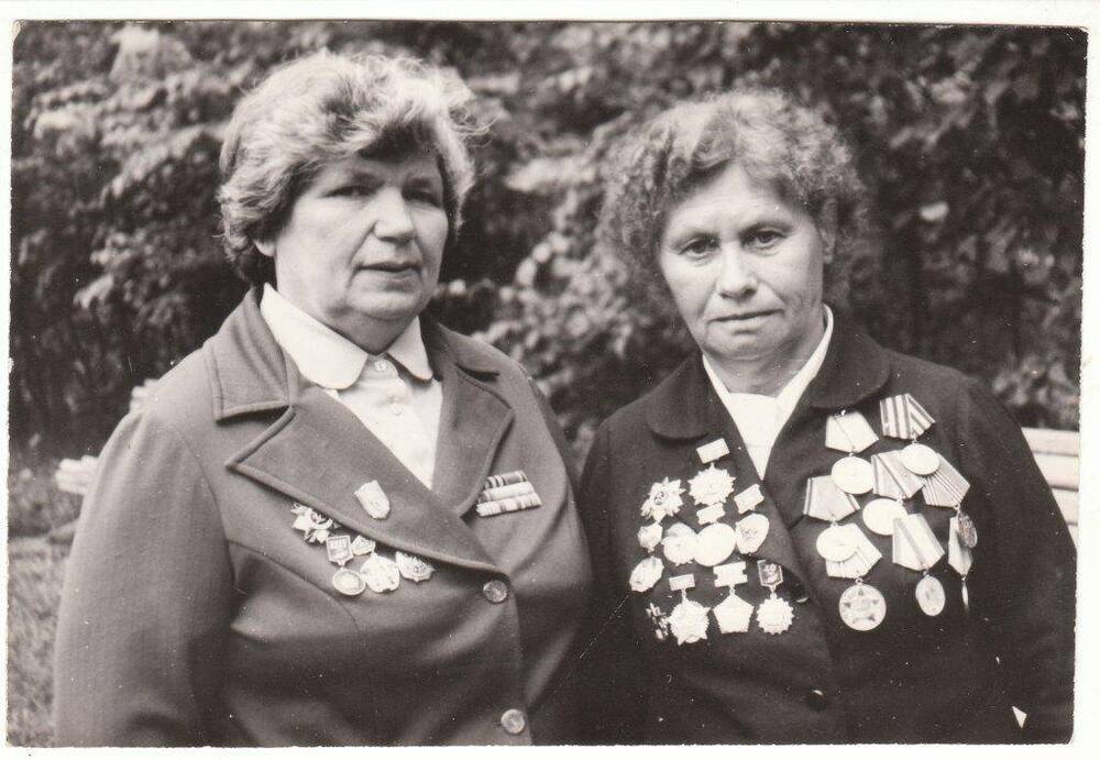 Фотография участниц войны Смирновой Лидии Дмитриевны и Сазоновой Веры Васильевны в день Памяти 22 июня 1995 г.