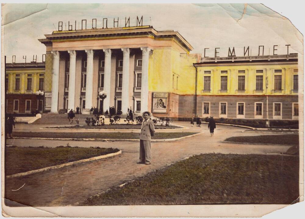 Фотография «Русяев И. М. на фоне ДКУ»