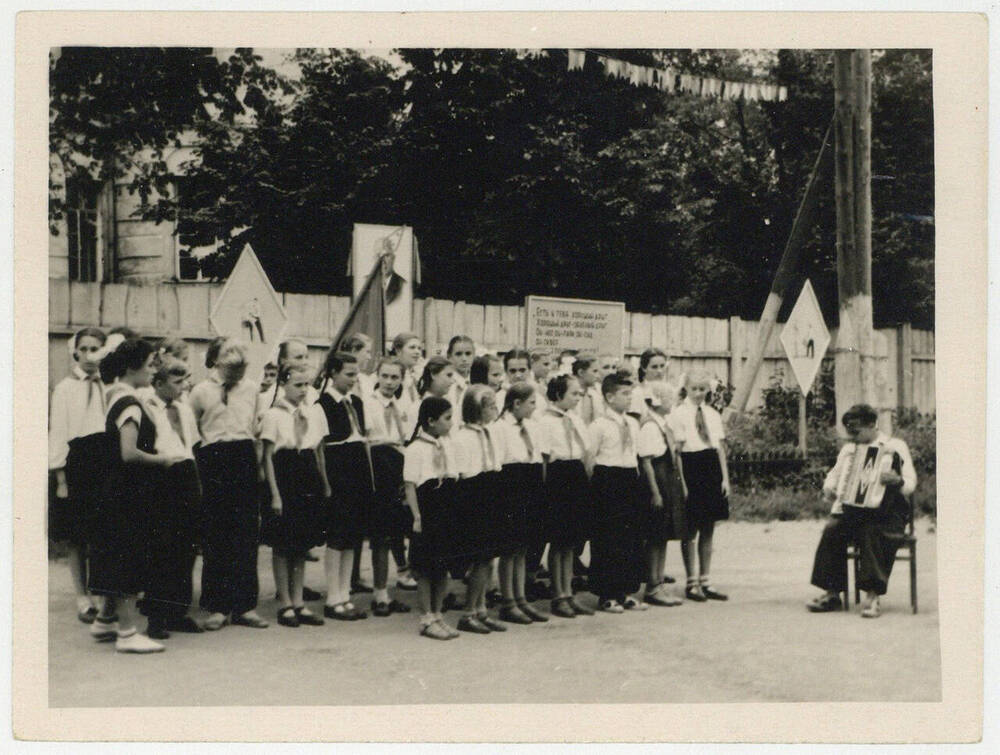 Фотография групповая. Занятия хорового кружка пионерлагеря Кабельного завода в Поливановской школе