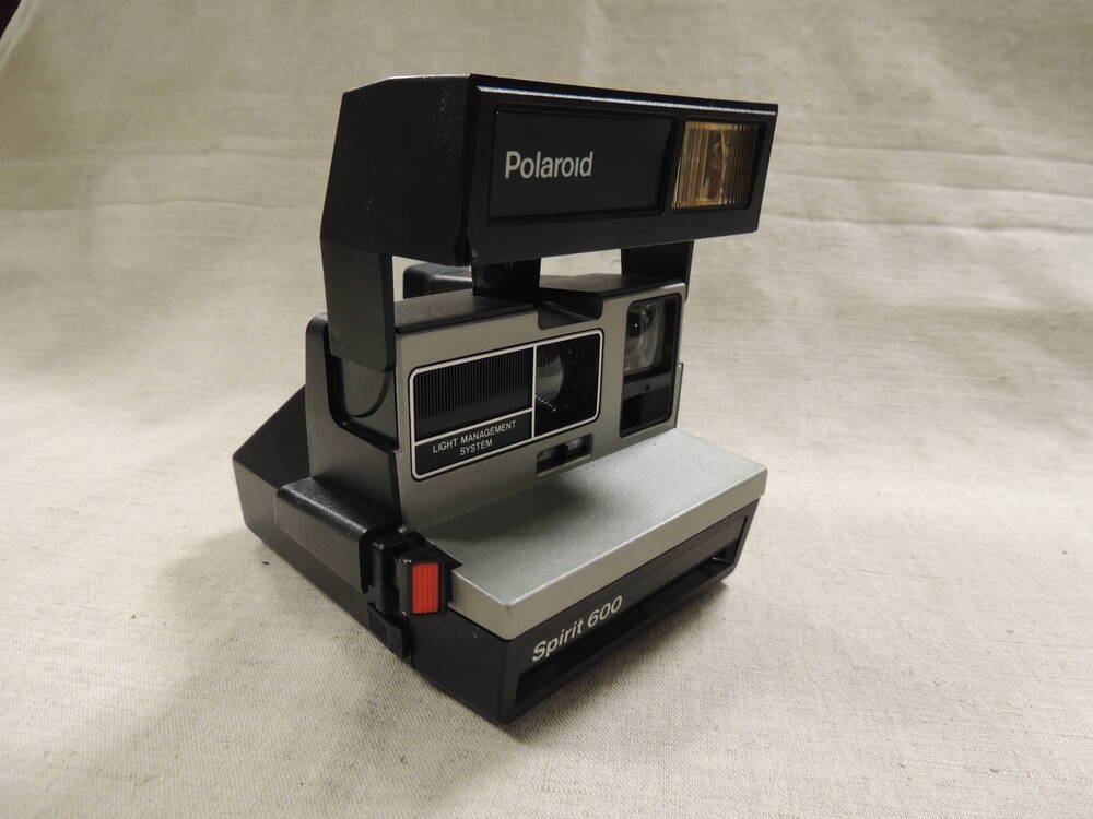 Фотоаппарат- полароид Spirit 600. Изготовлен в США в 1990 году. Имеет легко управляемую систему. Выдает готовые фотоснимки, проявляющиеся через несколько секунд.