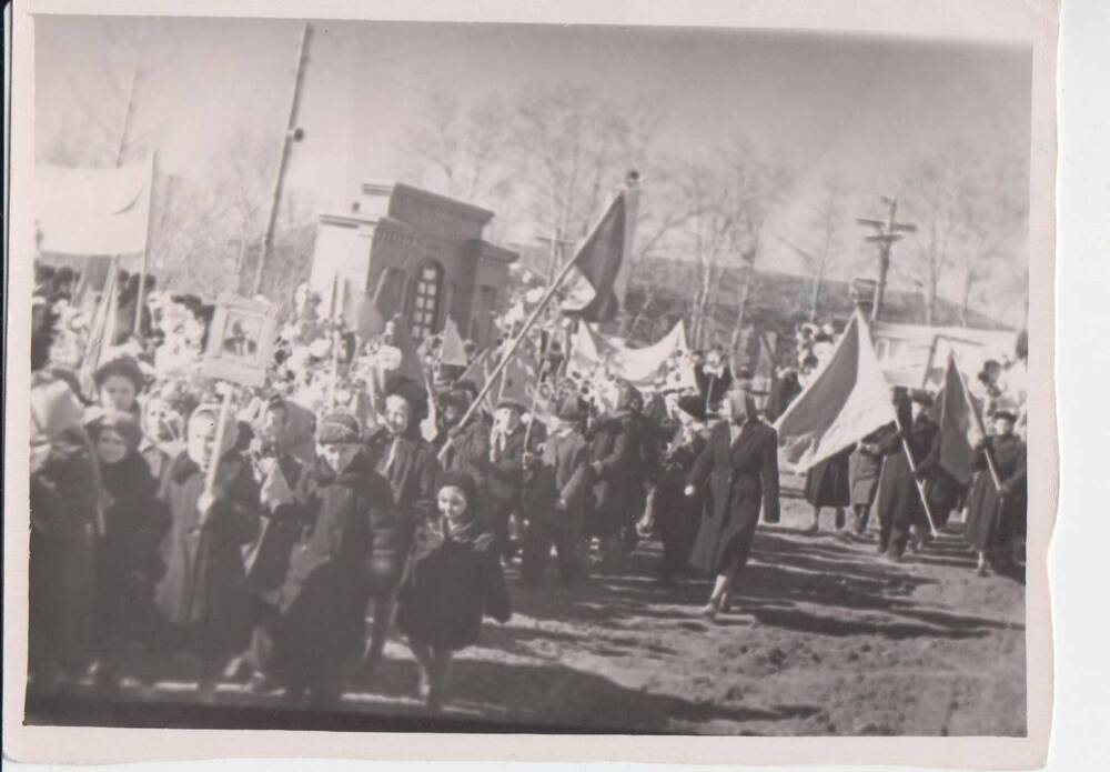 Фотография черно – белая первомайская демонстрация 
1960 год