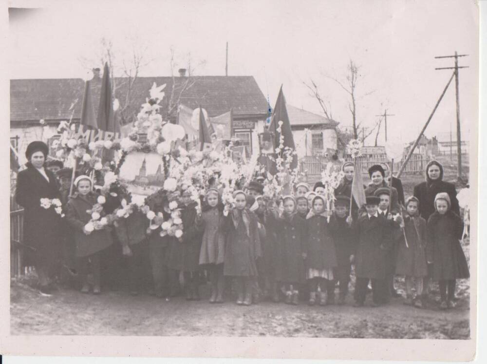 Фотография черно – белая группа детей на первомайской демонстрации 1959 год