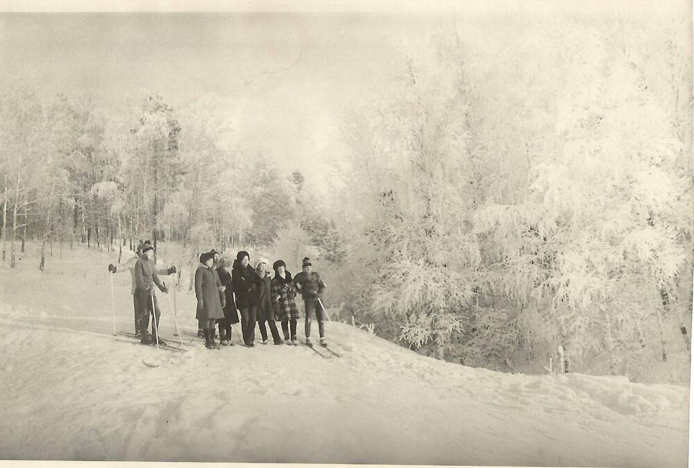 Фотография Зимний фотоэтюд. Катание с горы на лыжах