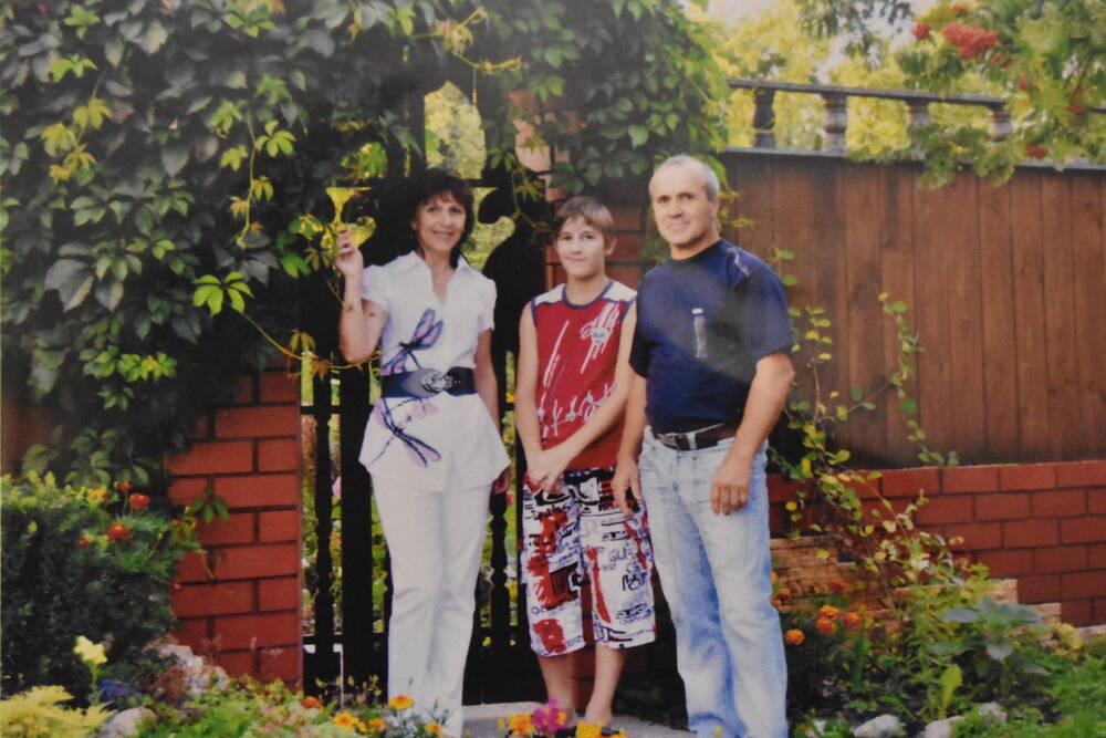 Фотография. Усадьба Ю. Н. Прохина. С семьёй около дома