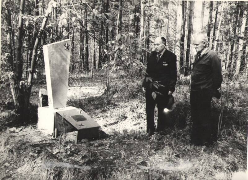 Фотография групповая, черно-белая. Памятник погибшим летчикам в мае 1942 года.