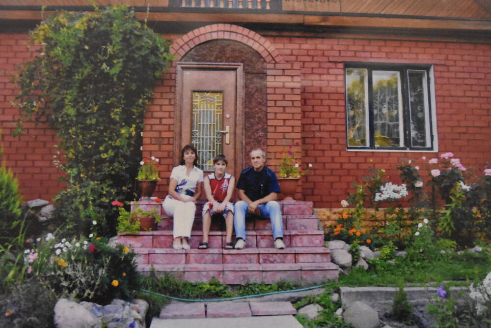 Фотография. Усадьба Ю. Н. Прохина. С семьёй на крыльце дома