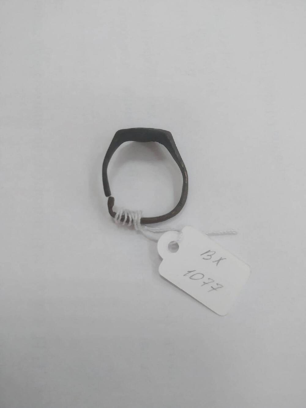 Перстень-печатка с восьмигранным щитком и изображением дракона.
