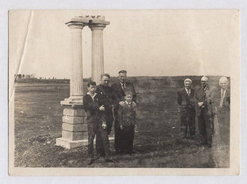 Фотография групповая, черно-белая. Изображена группа участников Великой Отечественной войны Литовского соединения.