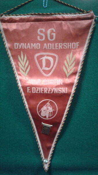 Вымпел с надписью: «SG DYNAMO ADLERSHOF WR BERLIN F. DZERZYNSKI»