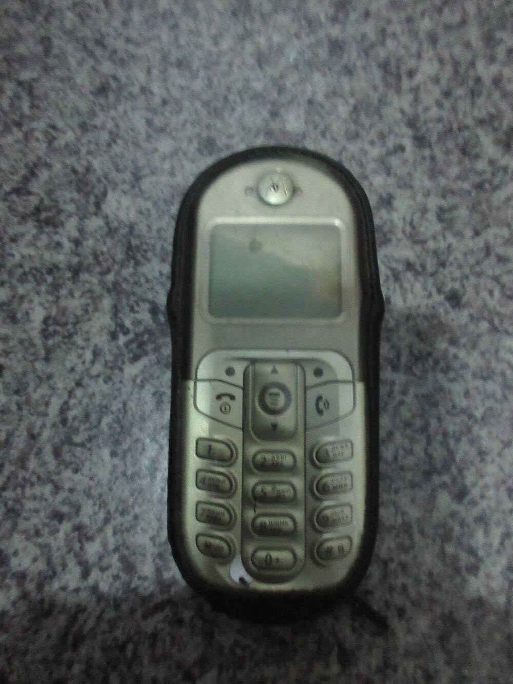 телефон мобильный сотовый Motorola С 205 (с зарядным устройством)