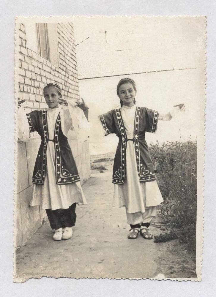 Фотография черно-белая. Изображены участницы концерта самодеятельности, состоявшегося 5/III 1963 г. На снимке Г. Бодня и Г. Горбатенко в кавказских костюмах.