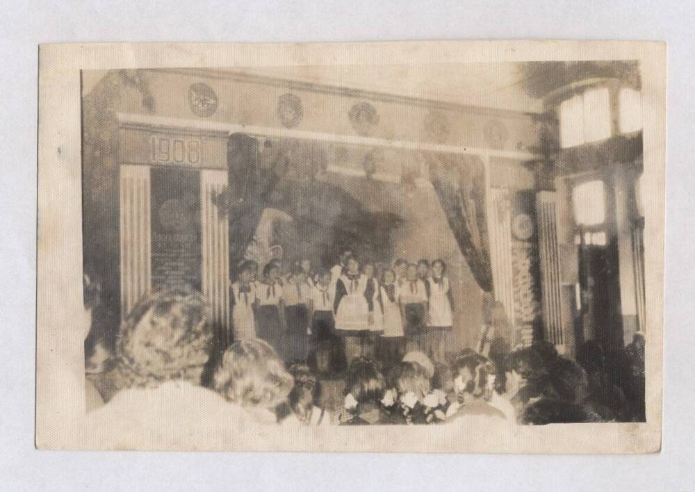 Фотография черно-белая, групповая. Изображено празднование юбилея пионерской организации.