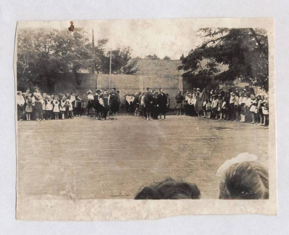 Фотография черно-белая, групповая. Изображена пионерская линейка.