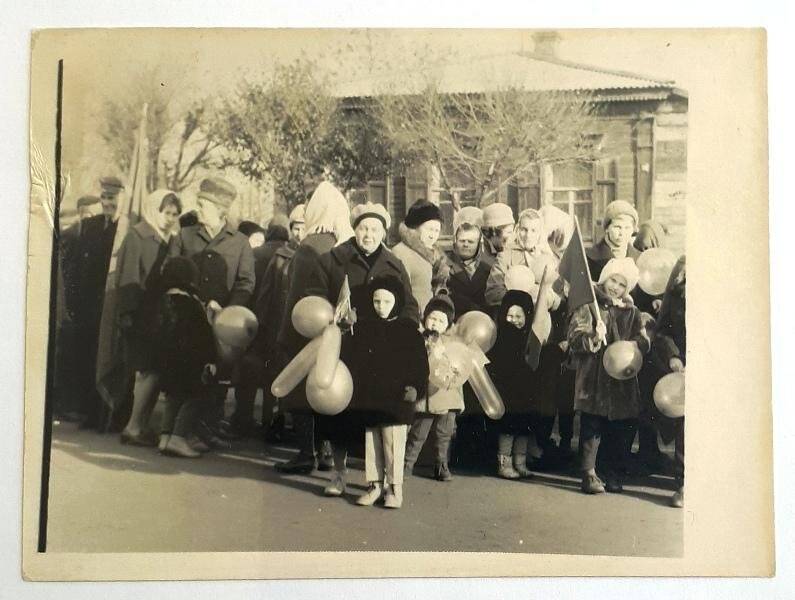 Фотография. Карпеева Мария Никифоровна с внуком Андреем на праздничной демонстрации в честь годовщины Октябрьской революции