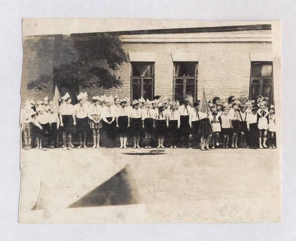 Фотография черно-белая, групповая. Изображена «линейка» в Доме пионеров.