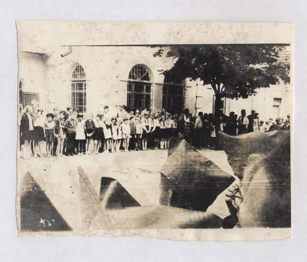 Фотография черно-белая, групповая. Изображена школьная «линейка».